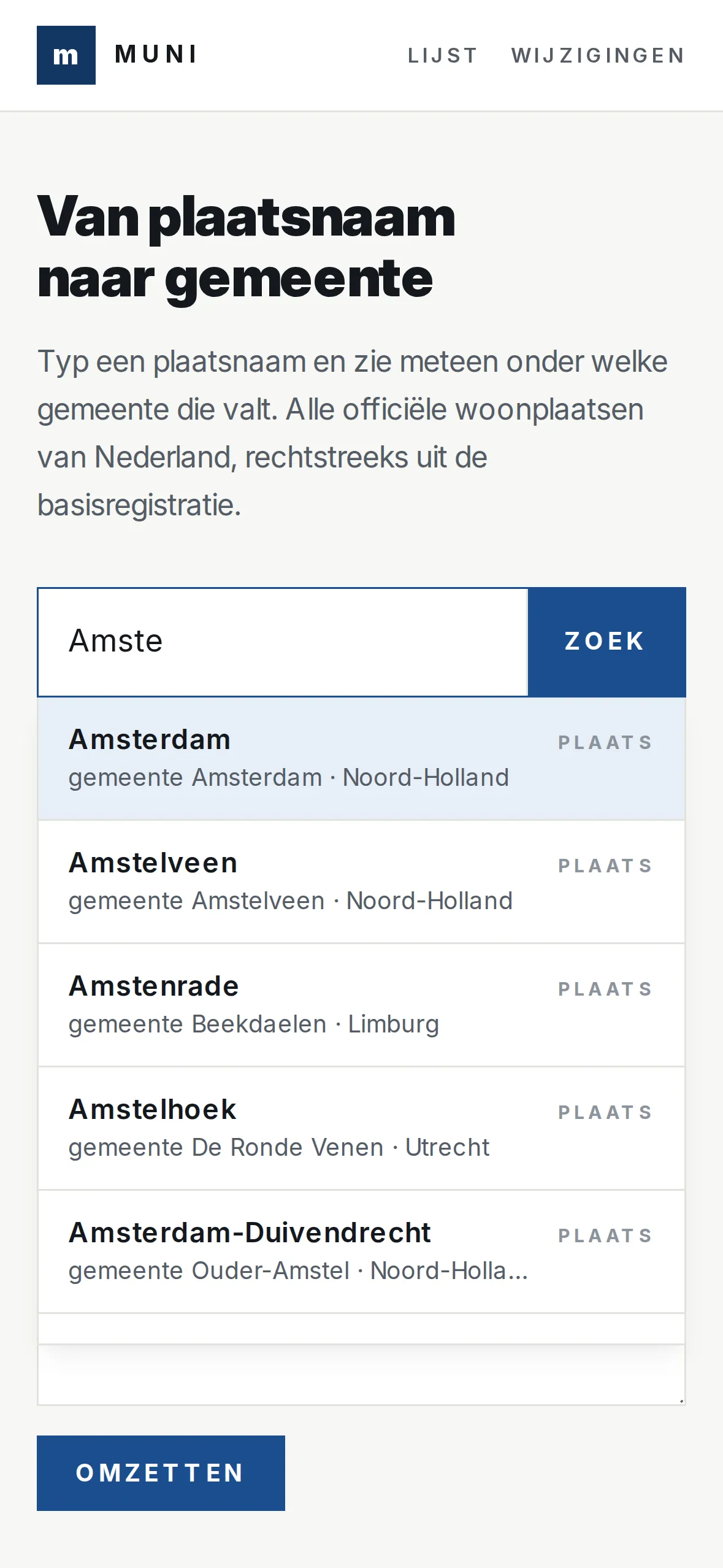 muni op een iPhone: het zoekveld met een half getypte plaatsnaam en de suggesties eronder