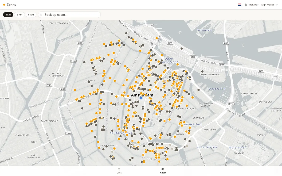 zonnu op een groot scherm: kaart van Amsterdam met alle terrassen, oranje in de zon, donker in de schaduw
